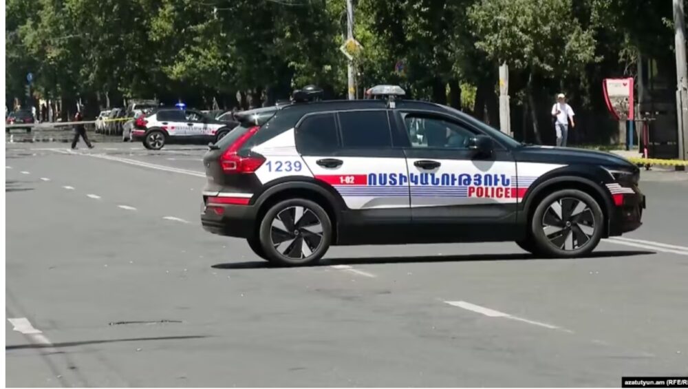 Ոստիկաններն անհետ կորածների հարազատներին չթույլատրեցին փակել Երևանի Հերացի փողոցը